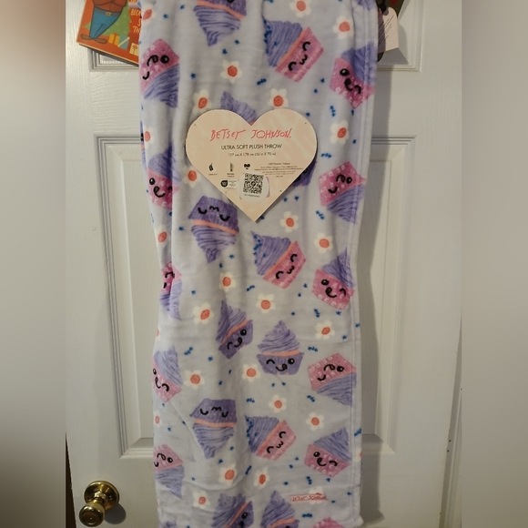 Betsey Johnson NWT 50 × 70 Inch Plus Throw -Adodable Cupcakes - Picture 3 of 5